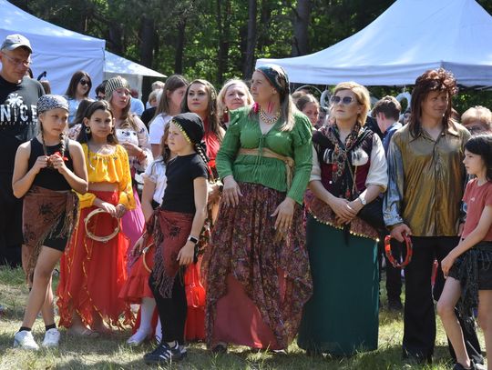 Turnieju Wsi. Hasło tegorocznej imprezy brzmiało „Cygańskim taborem do Okrągłego".