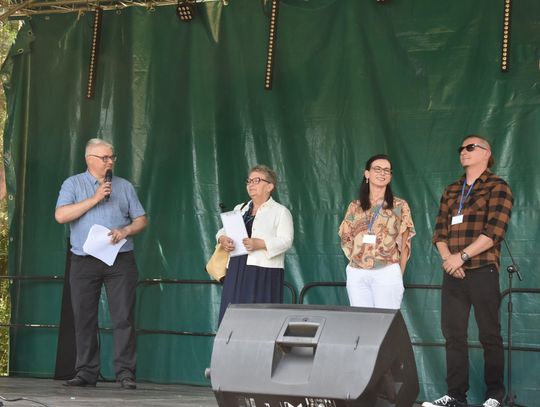 Turnieju Wsi. Hasło tegorocznej imprezy brzmiało „Cygańskim taborem do Okrągłego".