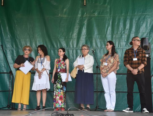 Turnieju Wsi. Hasło tegorocznej imprezy brzmiało „Cygańskim taborem do Okrągłego".