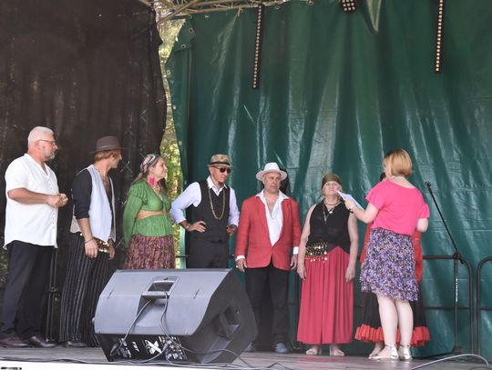 Turnieju Wsi. Hasło tegorocznej imprezy brzmiało „Cygańskim taborem do Okrągłego".