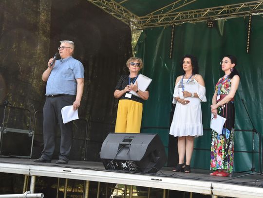 Turnieju Wsi. Hasło tegorocznej imprezy brzmiało „Cygańskim taborem do Okrągłego".