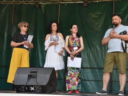 Turnieju Wsi. Hasło tegorocznej imprezy brzmiało „Cygańskim taborem do Okrągłego".