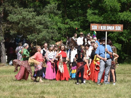 Turnieju Wsi. Hasło tegorocznej imprezy brzmiało „Cygańskim taborem do Okrągłego".