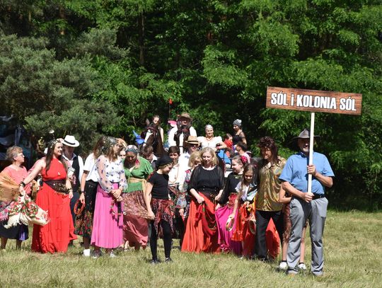 Turnieju Wsi. Hasło tegorocznej imprezy brzmiało „Cygańskim taborem do Okrągłego".