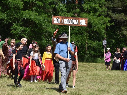 Turnieju Wsi. Hasło tegorocznej imprezy brzmiało „Cygańskim taborem do Okrągłego".
