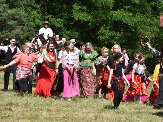Turnieju Wsi. Hasło tegorocznej imprezy brzmiało „Cygańskim taborem do Okrągłego".