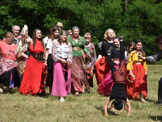 Turnieju Wsi. Hasło tegorocznej imprezy brzmiało „Cygańskim taborem do Okrągłego".