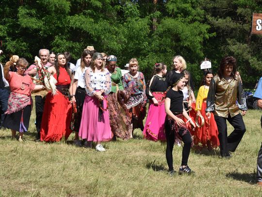 Turnieju Wsi. Hasło tegorocznej imprezy brzmiało „Cygańskim taborem do Okrągłego".