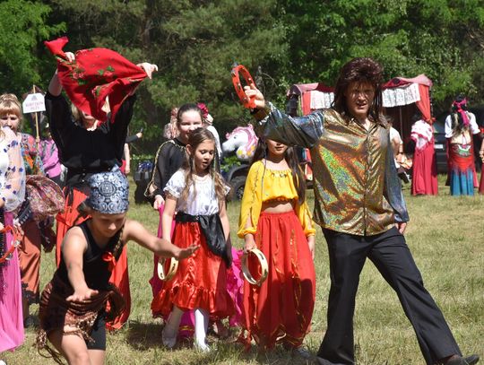 Turnieju Wsi. Hasło tegorocznej imprezy brzmiało „Cygańskim taborem do Okrągłego".