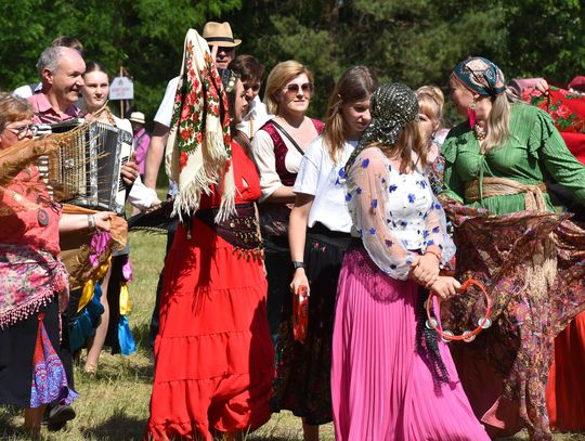 Turnieju Wsi. Hasło tegorocznej imprezy brzmiało „Cygańskim taborem do Okrągłego".