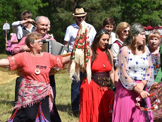 Turnieju Wsi. Hasło tegorocznej imprezy brzmiało „Cygańskim taborem do Okrągłego".
