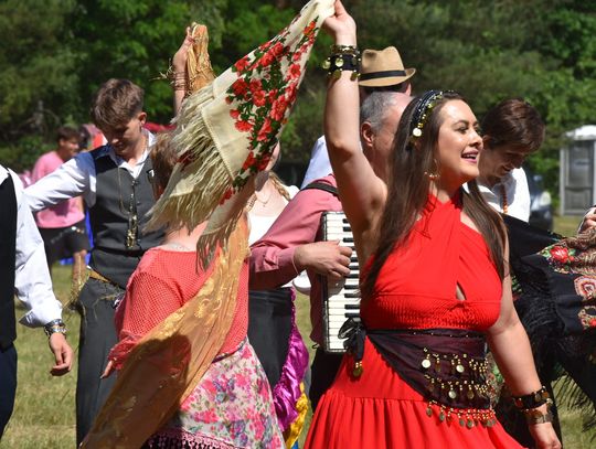 Turnieju Wsi. Hasło tegorocznej imprezy brzmiało „Cygańskim taborem do Okrągłego".