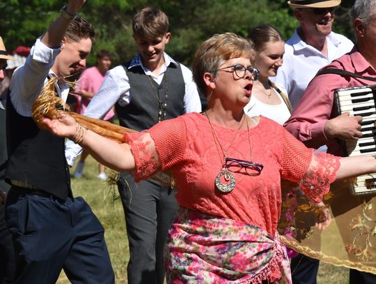 Turnieju Wsi. Hasło tegorocznej imprezy brzmiało „Cygańskim taborem do Okrągłego".