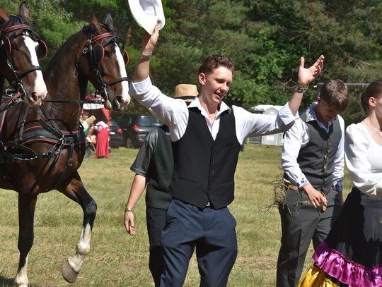 Turnieju Wsi. Hasło tegorocznej imprezy brzmiało „Cygańskim taborem do Okrągłego".
