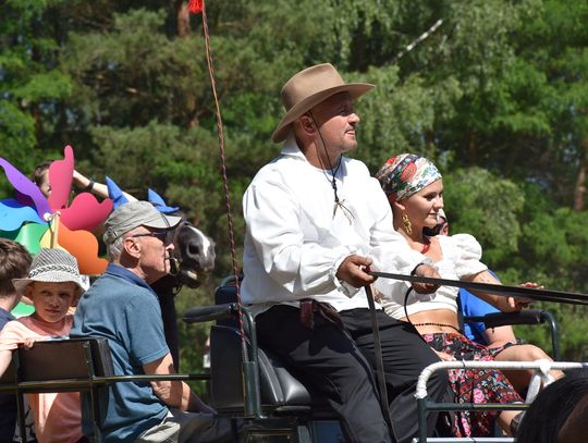 Turnieju Wsi. Hasło tegorocznej imprezy brzmiało „Cygańskim taborem do Okrągłego".