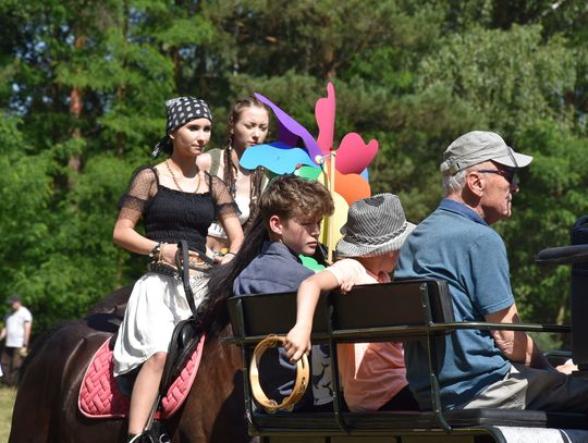 Turnieju Wsi. Hasło tegorocznej imprezy brzmiało „Cygańskim taborem do Okrągłego".