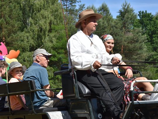 Turnieju Wsi. Hasło tegorocznej imprezy brzmiało „Cygańskim taborem do Okrągłego".