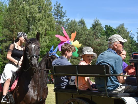 Turnieju Wsi. Hasło tegorocznej imprezy brzmiało „Cygańskim taborem do Okrągłego".