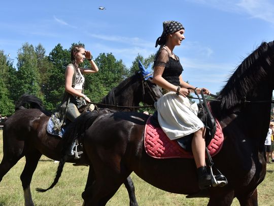 Turnieju Wsi. Hasło tegorocznej imprezy brzmiało „Cygańskim taborem do Okrągłego".
