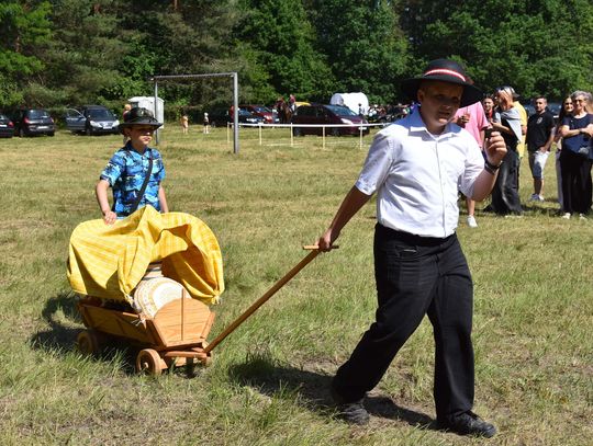 Turnieju Wsi. Hasło tegorocznej imprezy brzmiało „Cygańskim taborem do Okrągłego".