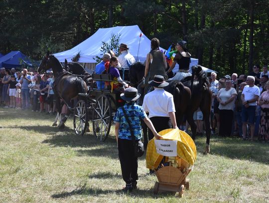 Turnieju Wsi. Hasło tegorocznej imprezy brzmiało „Cygańskim taborem do Okrągłego".