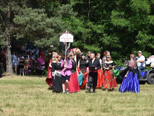 Turnieju Wsi. Hasło tegorocznej imprezy brzmiało „Cygańskim taborem do Okrągłego".