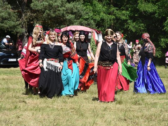 Turnieju Wsi. Hasło tegorocznej imprezy brzmiało „Cygańskim taborem do Okrągłego".