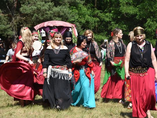 Turnieju Wsi. Hasło tegorocznej imprezy brzmiało „Cygańskim taborem do Okrągłego".