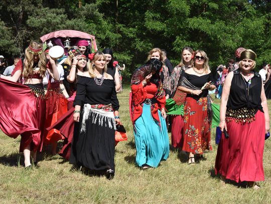 Turnieju Wsi. Hasło tegorocznej imprezy brzmiało „Cygańskim taborem do Okrągłego".