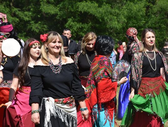 Turnieju Wsi. Hasło tegorocznej imprezy brzmiało „Cygańskim taborem do Okrągłego".