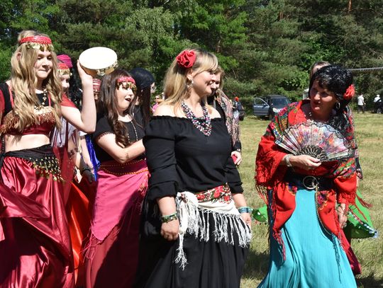 Turnieju Wsi. Hasło tegorocznej imprezy brzmiało „Cygańskim taborem do Okrągłego".