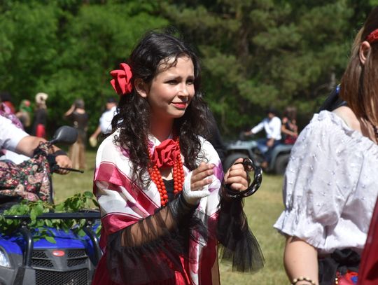 Turnieju Wsi. Hasło tegorocznej imprezy brzmiało „Cygańskim taborem do Okrągłego".