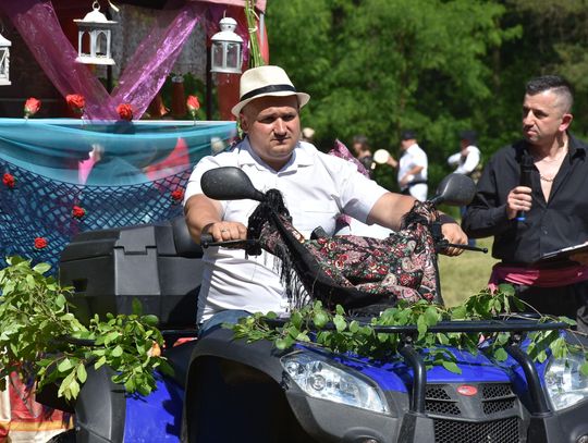 Turnieju Wsi. Hasło tegorocznej imprezy brzmiało „Cygańskim taborem do Okrągłego".