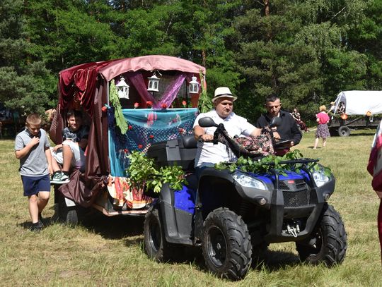 Turnieju Wsi. Hasło tegorocznej imprezy brzmiało „Cygańskim taborem do Okrągłego".