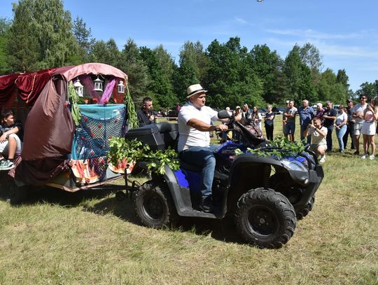 Turnieju Wsi. Hasło tegorocznej imprezy brzmiało „Cygańskim taborem do Okrągłego".