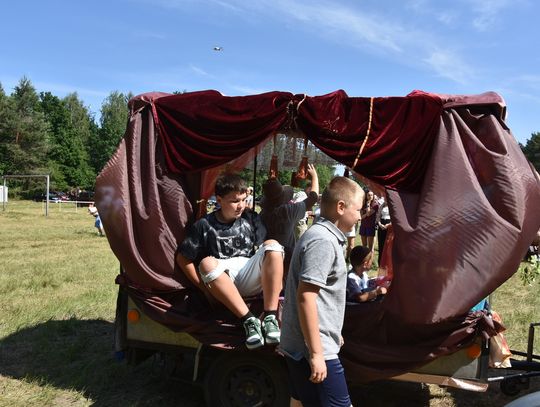 Turnieju Wsi. Hasło tegorocznej imprezy brzmiało „Cygańskim taborem do Okrągłego".