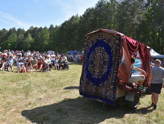 Turnieju Wsi. Hasło tegorocznej imprezy brzmiało „Cygańskim taborem do Okrągłego".