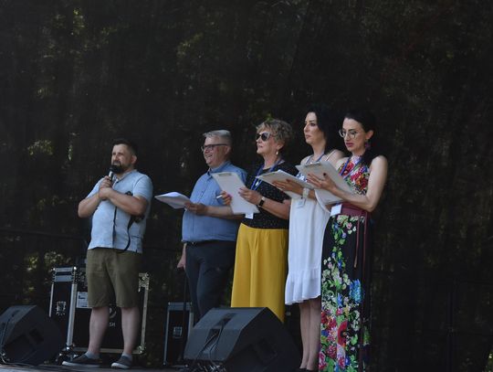 Turnieju Wsi. Hasło tegorocznej imprezy brzmiało „Cygańskim taborem do Okrągłego".