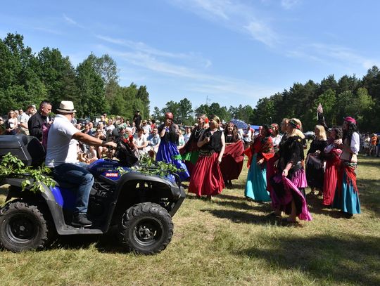 Turnieju Wsi. Hasło tegorocznej imprezy brzmiało „Cygańskim taborem do Okrągłego".