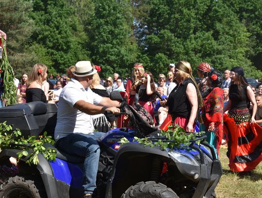 Turnieju Wsi. Hasło tegorocznej imprezy brzmiało „Cygańskim taborem do Okrągłego".