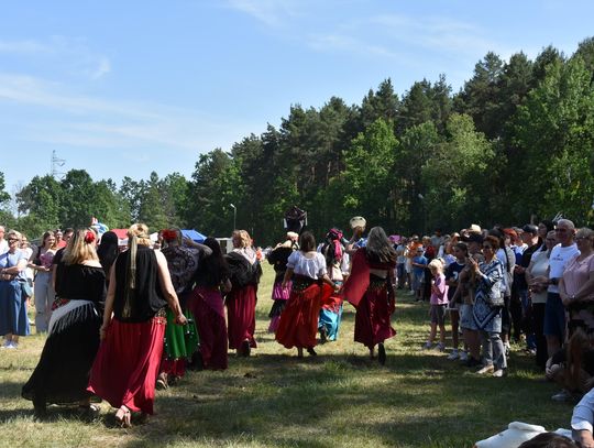 Turnieju Wsi. Hasło tegorocznej imprezy brzmiało „Cygańskim taborem do Okrągłego".