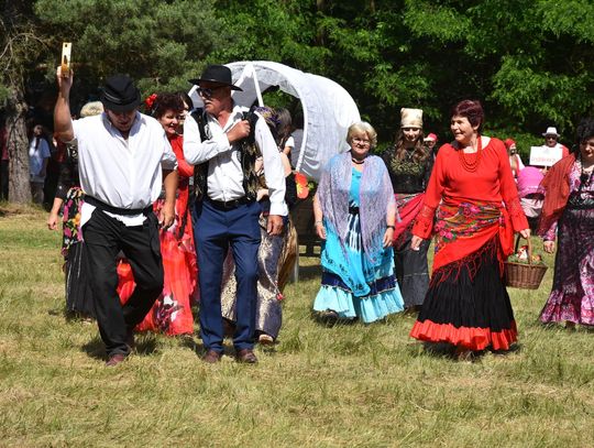 Turnieju Wsi. Hasło tegorocznej imprezy brzmiało „Cygańskim taborem do Okrągłego".