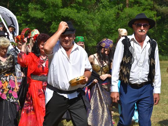 Turnieju Wsi. Hasło tegorocznej imprezy brzmiało „Cygańskim taborem do Okrągłego".