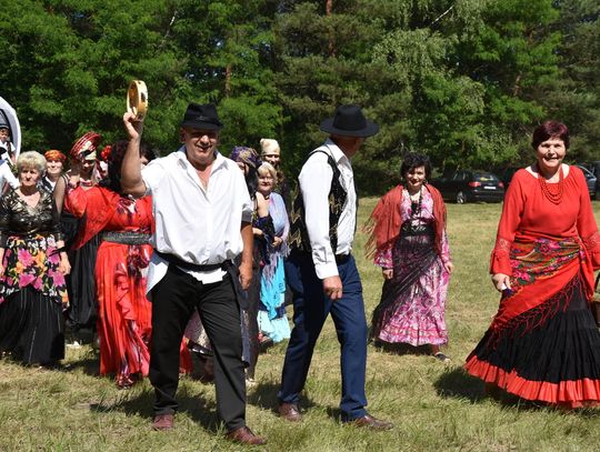 Turnieju Wsi. Hasło tegorocznej imprezy brzmiało „Cygańskim taborem do Okrągłego".