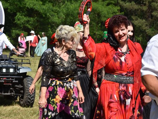 Turnieju Wsi. Hasło tegorocznej imprezy brzmiało „Cygańskim taborem do Okrągłego".