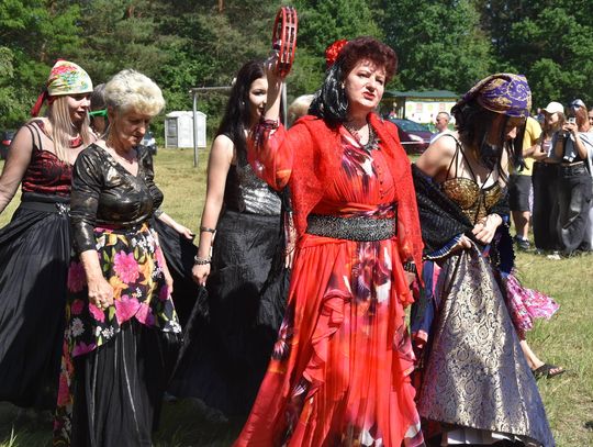 Turnieju Wsi. Hasło tegorocznej imprezy brzmiało „Cygańskim taborem do Okrągłego".