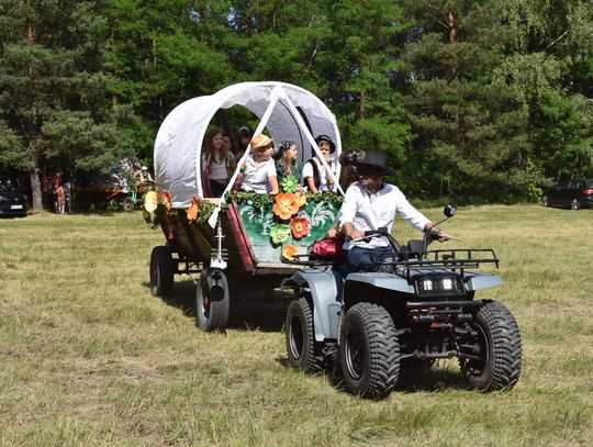 Turnieju Wsi. Hasło tegorocznej imprezy brzmiało „Cygańskim taborem do Okrągłego".