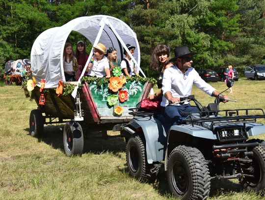 Turnieju Wsi. Hasło tegorocznej imprezy brzmiało „Cygańskim taborem do Okrągłego".