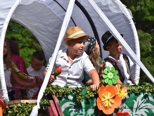 Turnieju Wsi. Hasło tegorocznej imprezy brzmiało „Cygańskim taborem do Okrągłego".