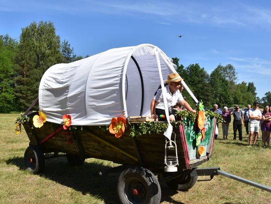 Turnieju Wsi. Hasło tegorocznej imprezy brzmiało „Cygańskim taborem do Okrągłego".